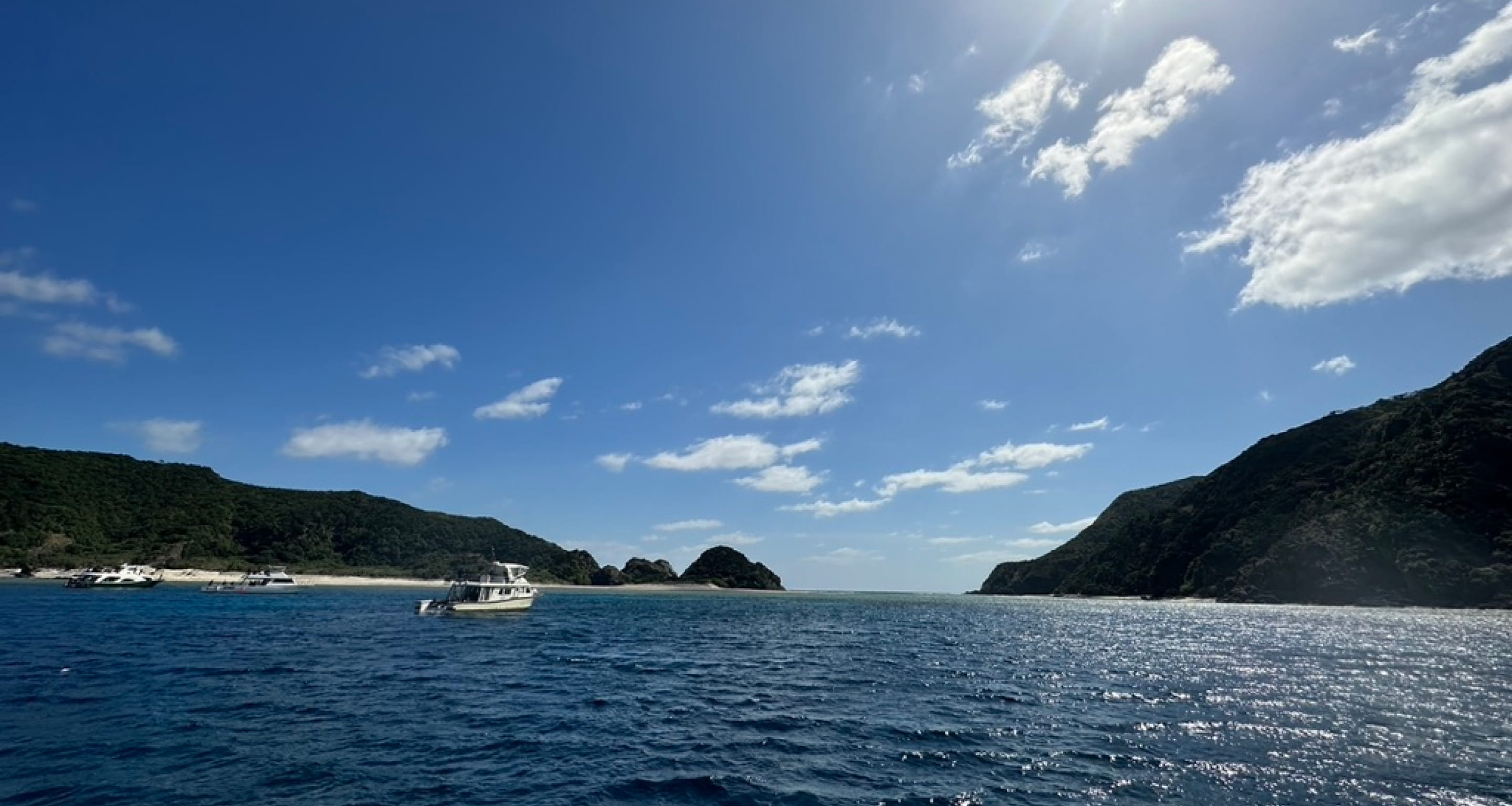 キービジュアル 沖縄の海と空と船