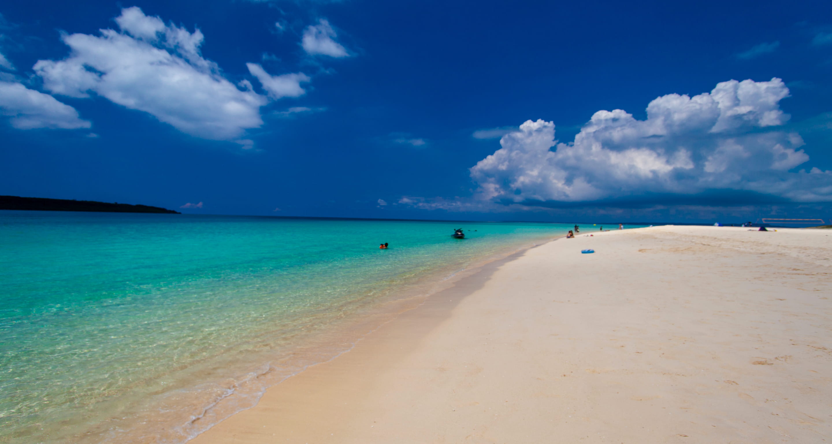 キービジュアル 沖縄の海と空と船